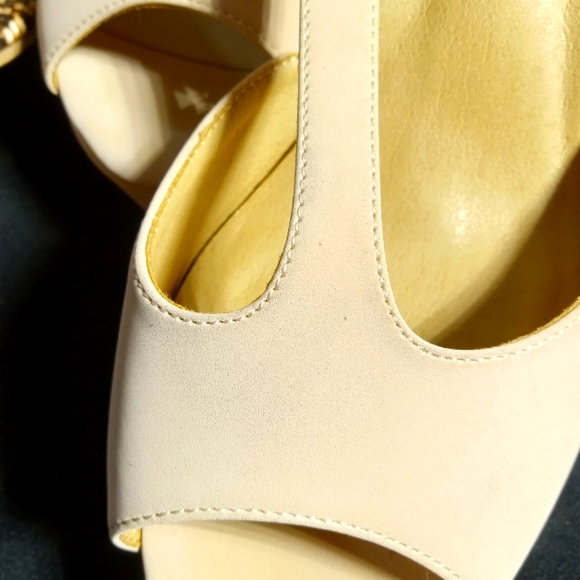 BOGOFREE SZ9.5 HEELS. GREAT CONDITION - Picture 2 of 16